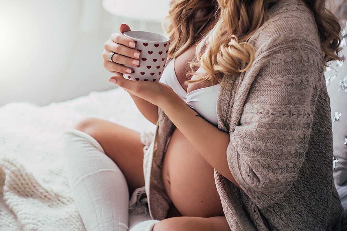 Домашний фотосет длинноволосой беременной дамы 
